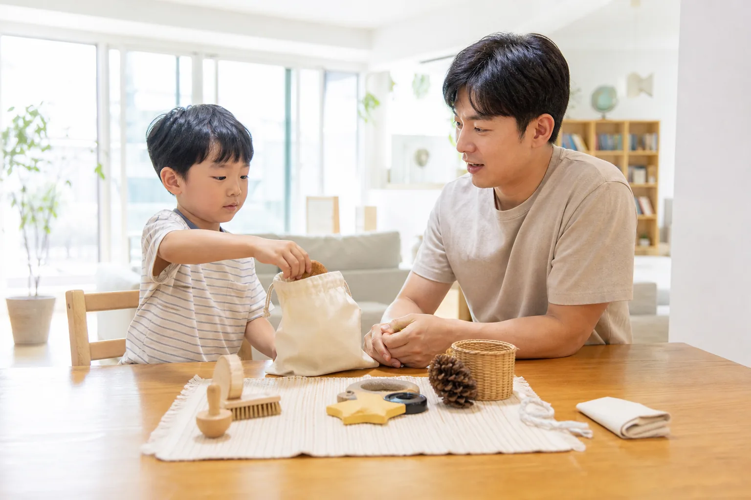 여섯 살 아이가 부모와 함께 이야기 재료가 될 생활 물건을 고르는 모습